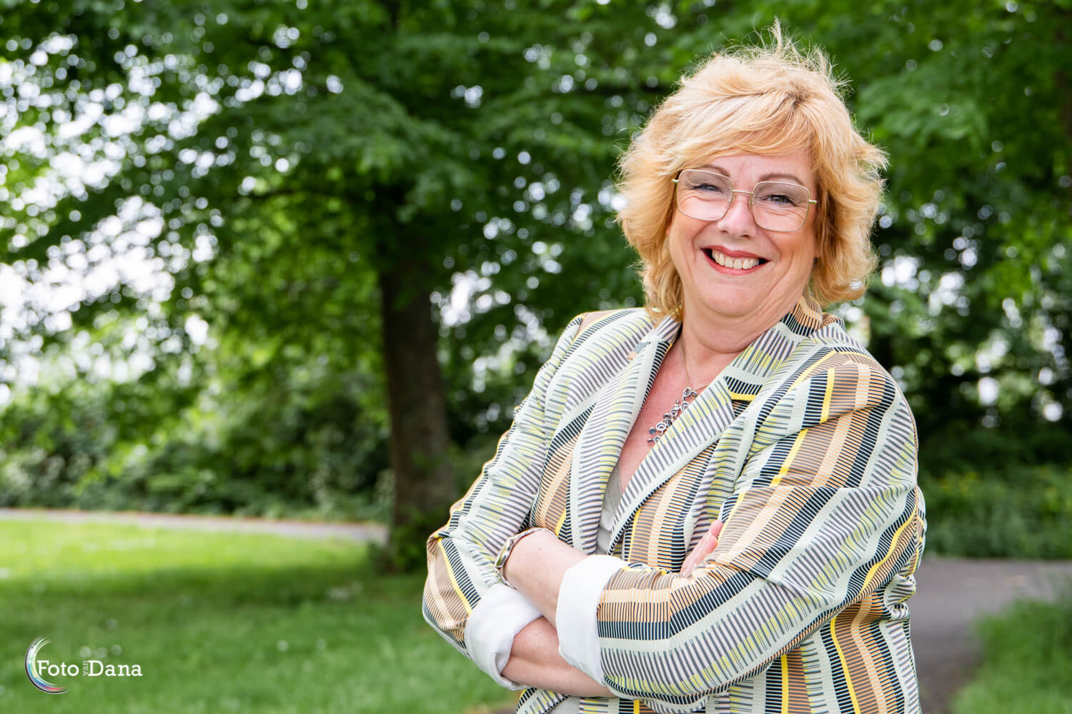 FotovanDana-ondernemer-Jose-1 In het groene park een portret van vrouw met mooie kleding van Charel Fashion