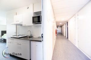 Gang en inkijkje in appartement modulaire arbeidsmigranten huisvesting Zaanstad