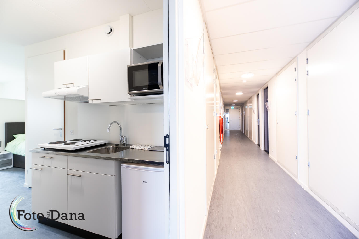 Gang en inkijkje in appartement modulaire arbeidsmigranten huisvesting Zaanstad