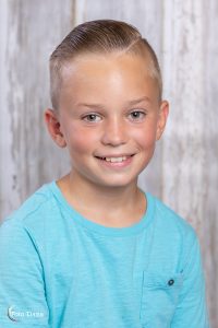 schoolfoto steigerhout jongen met blauw shirt