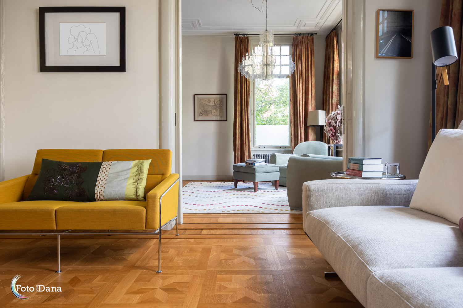 woonkamer met mooie parketvloer en gele bank