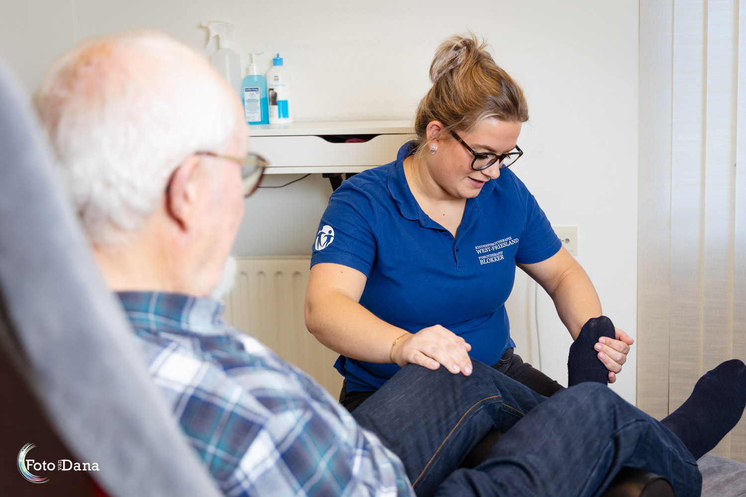 fysiotherapeut controleert voet van patiënt