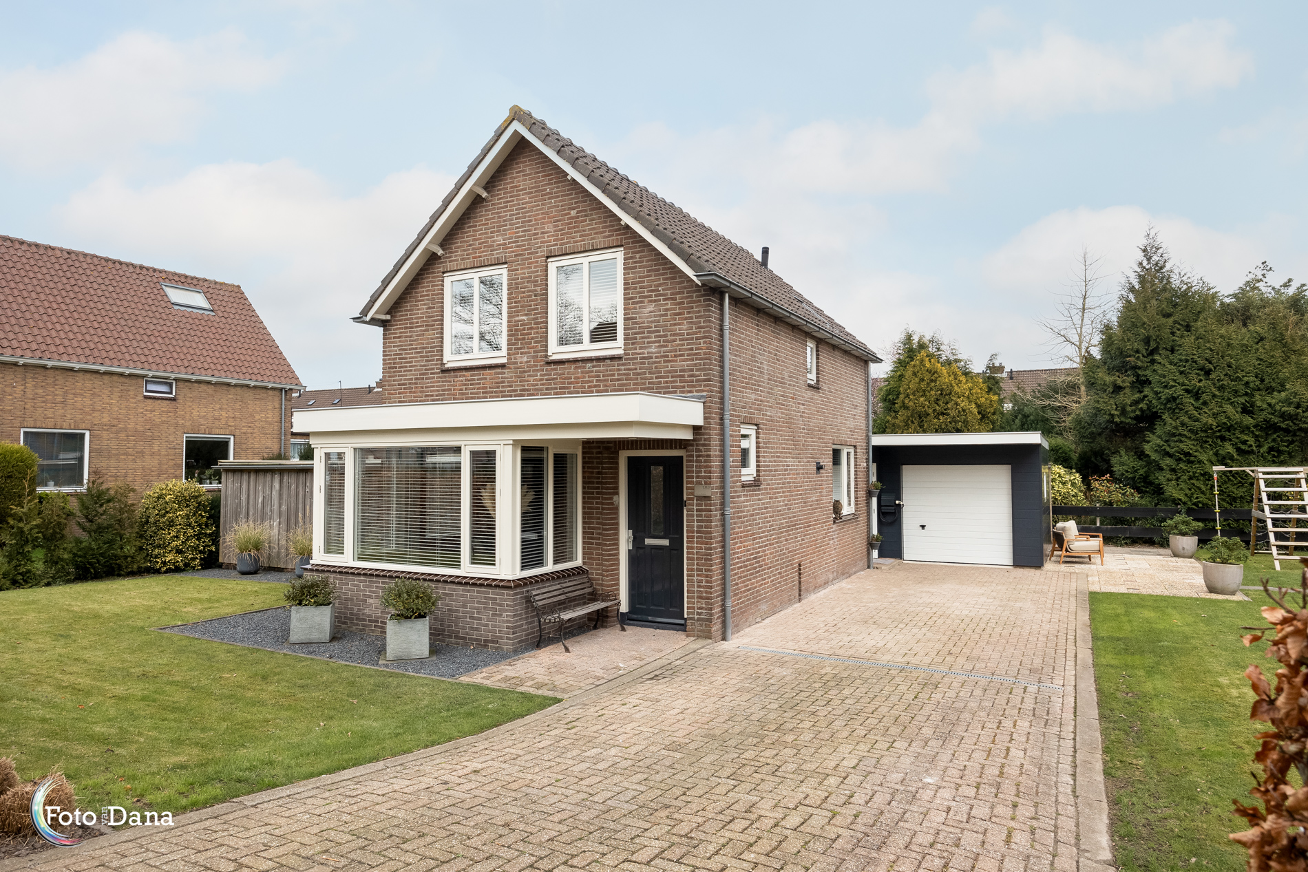 voorkant woning voor verkoop