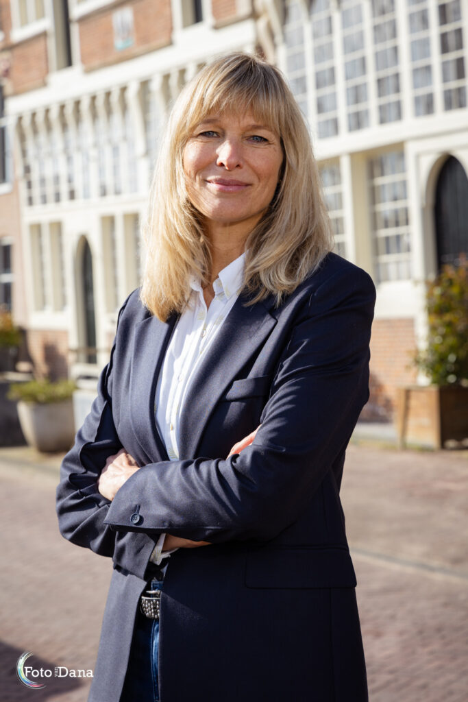 Portret zelfverzekerde vrouw bij mooie oude gevels