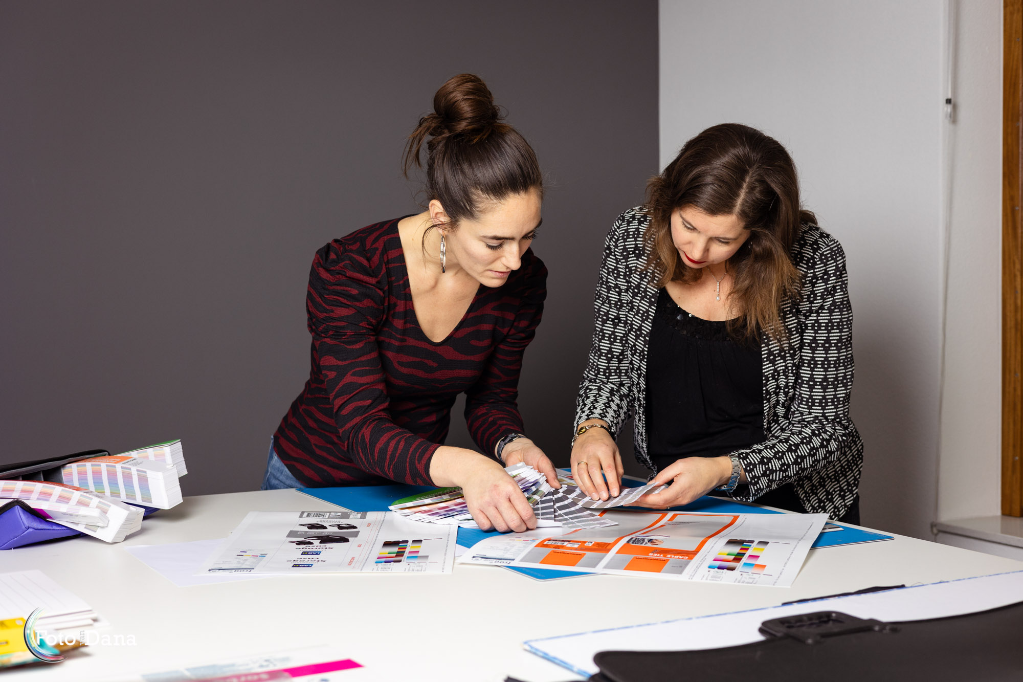 twee vrouwen met kleurenstalen aan het werk