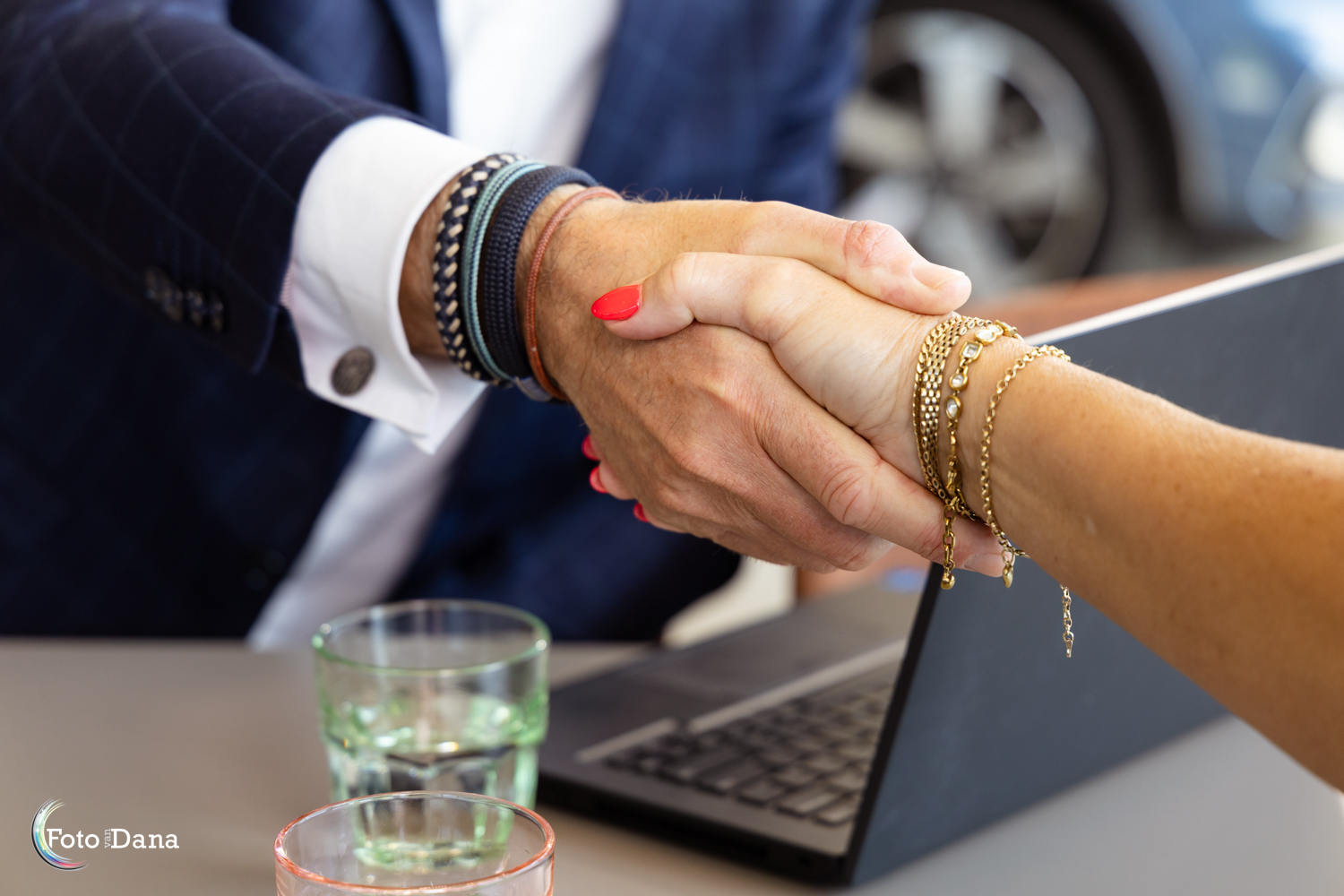 handschudden in autoshowroom