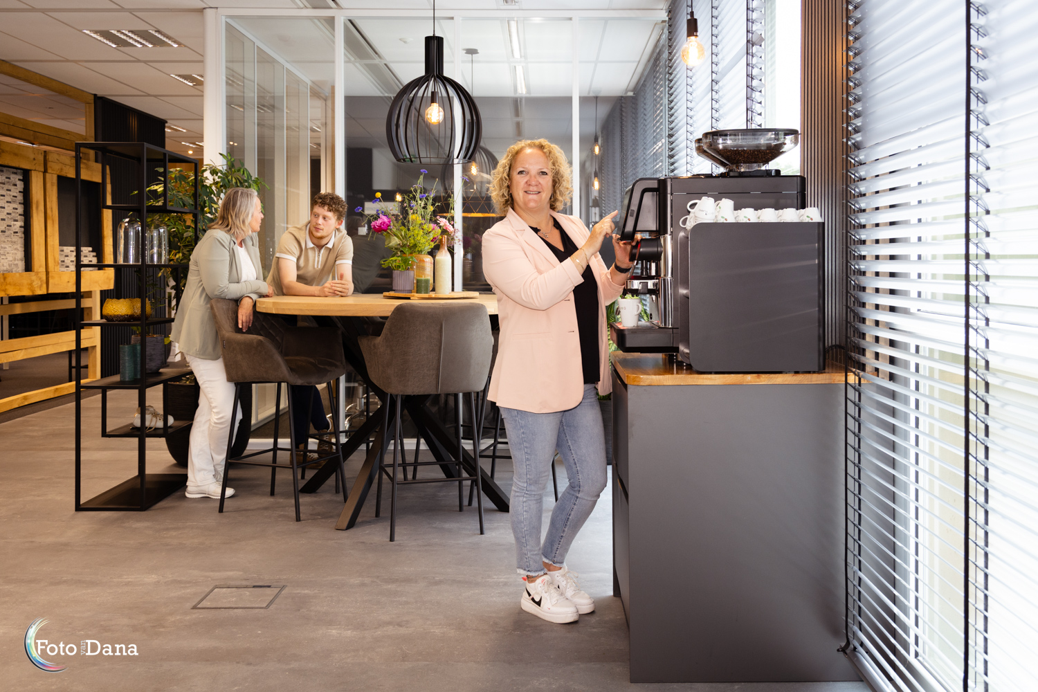 vrouw bij koffiemachine, eigen stockfoto