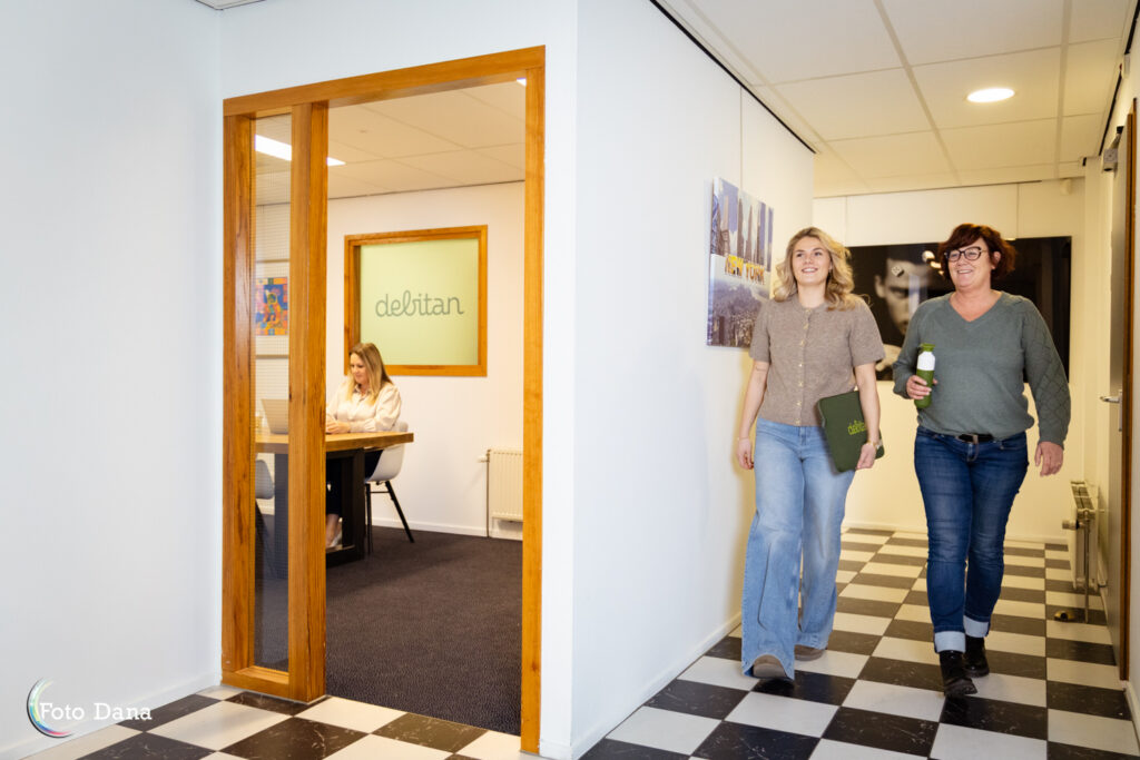 loopfoto collega's en een medewerker aan het werk in kantoor voor optimaal bedrijfsfotoshoot