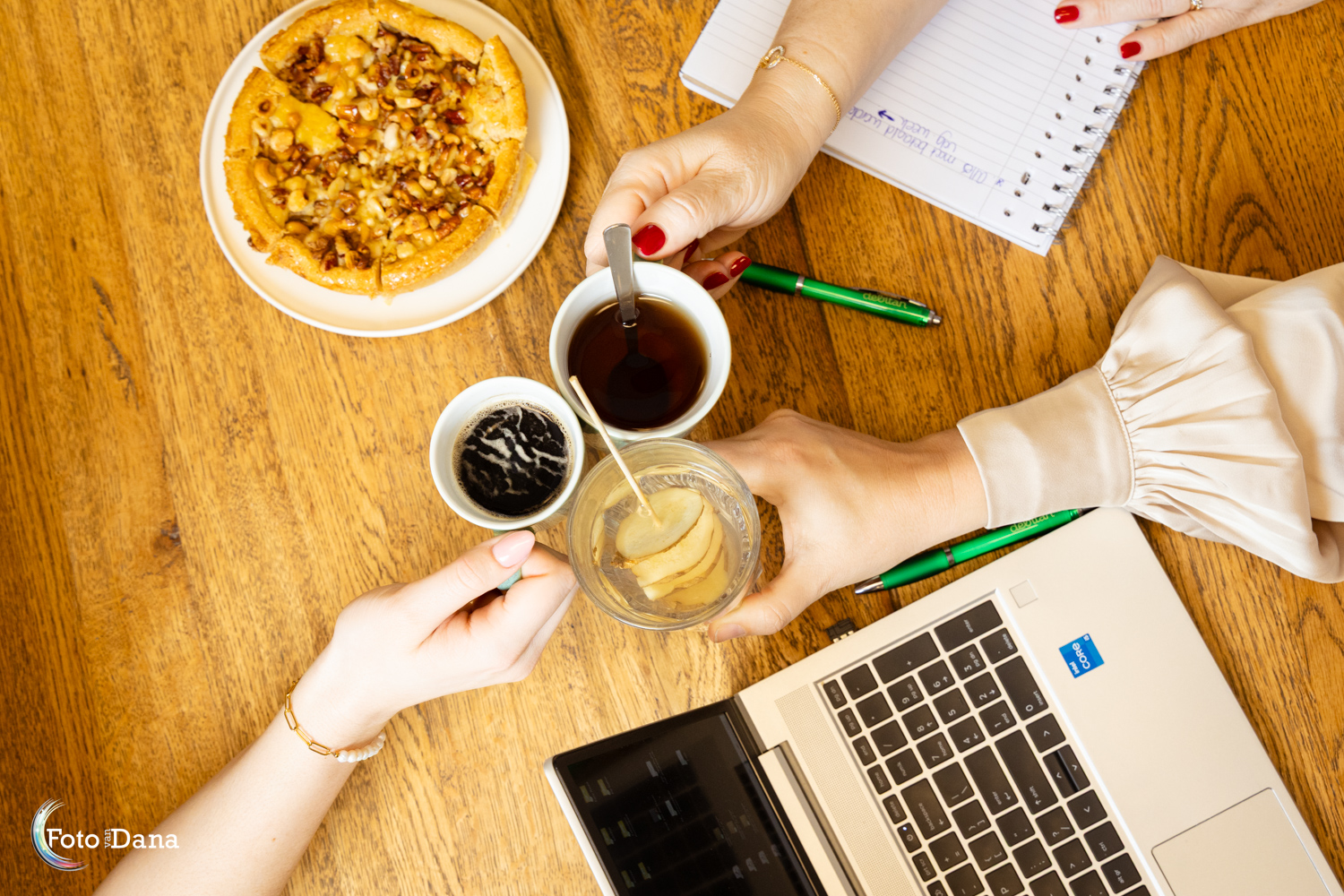 proosten met koffie, thee en gemberthee in kantoorsituatie voor optimale bedrijfsfotoshoot