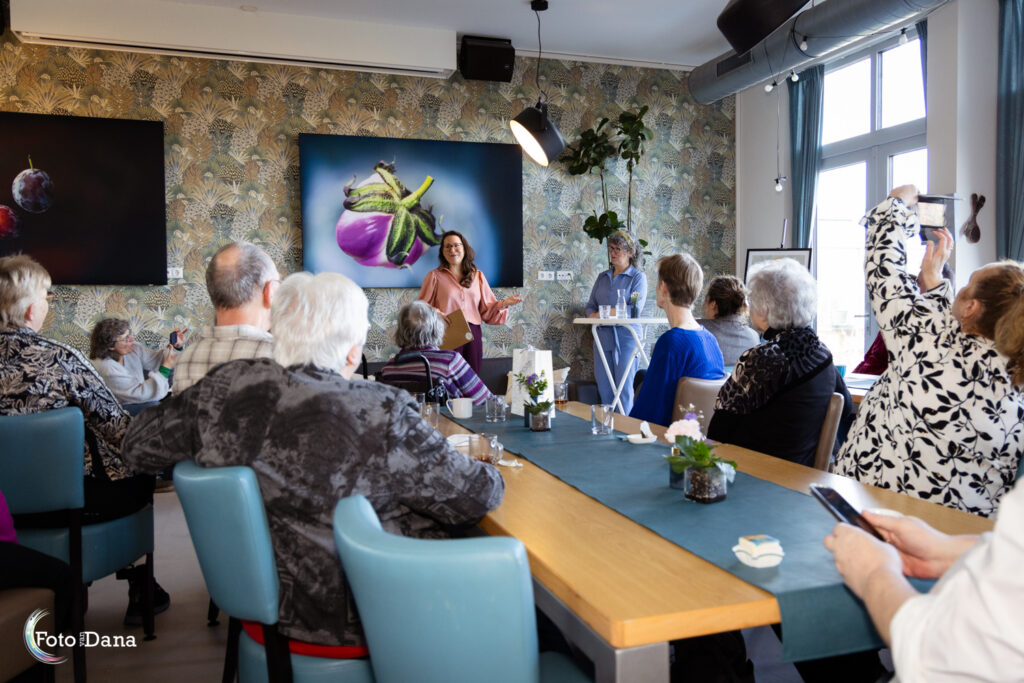 schrijfcoach Eveline houdt een praatje op boekpresentatie