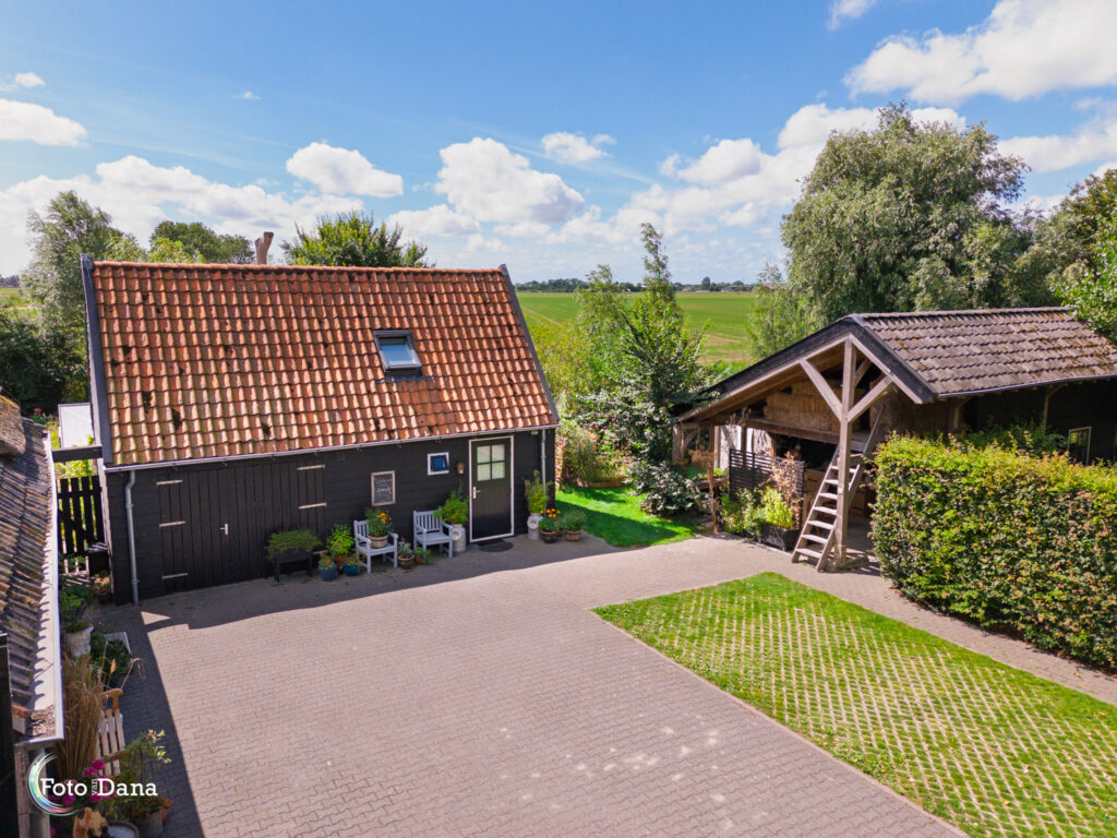 Dronefoto BnB met mooi weer en weiland op achtergrond