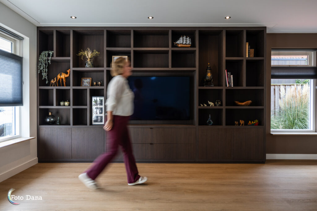 Wandkast met lopend figuur